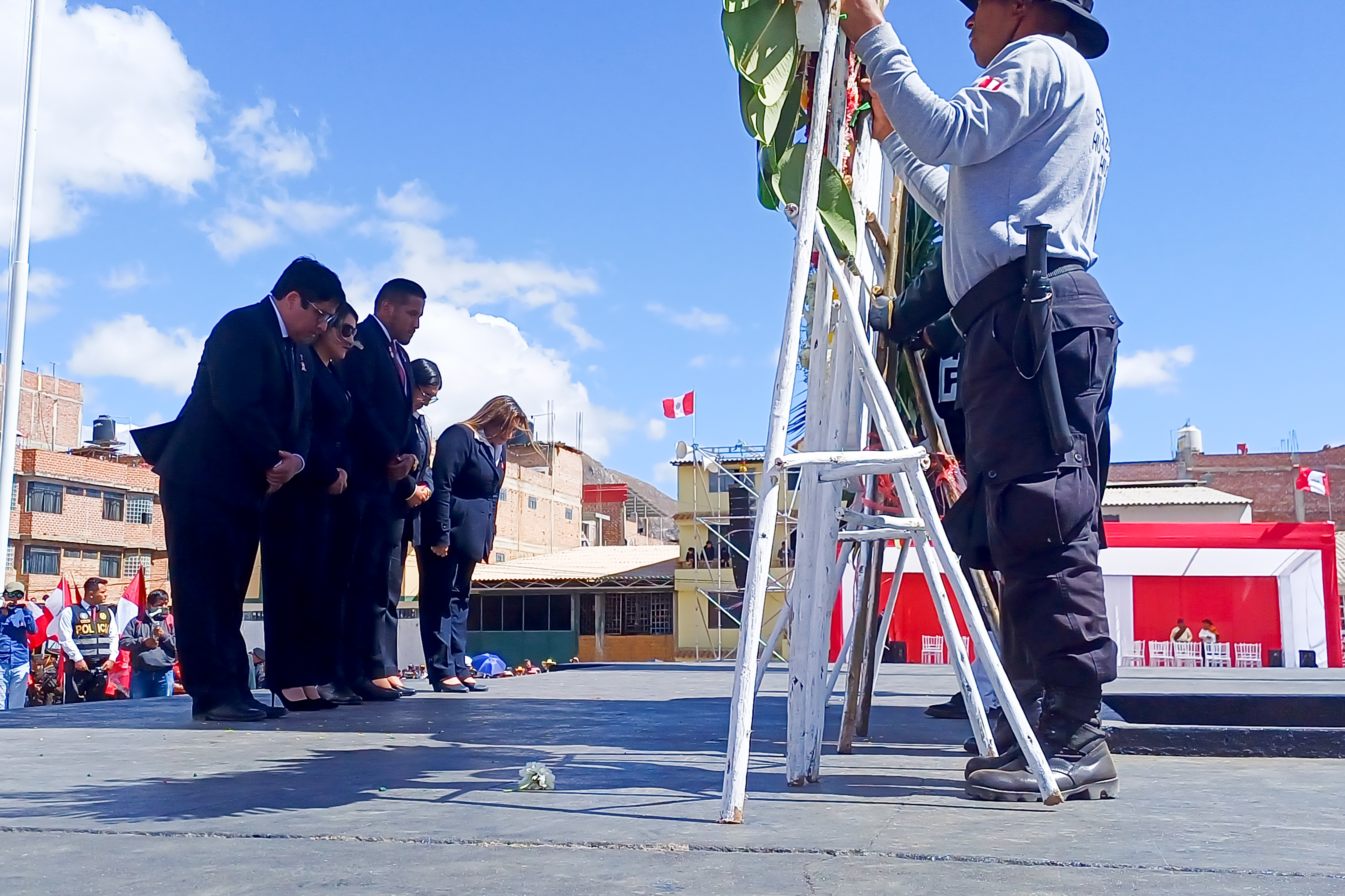 Comitiva de la Red de Salud Sánchez Carrión presentan su saludo y entregan ofrenda floral a los héroes caídos en el último acto bélico de la guerra del Pacífico