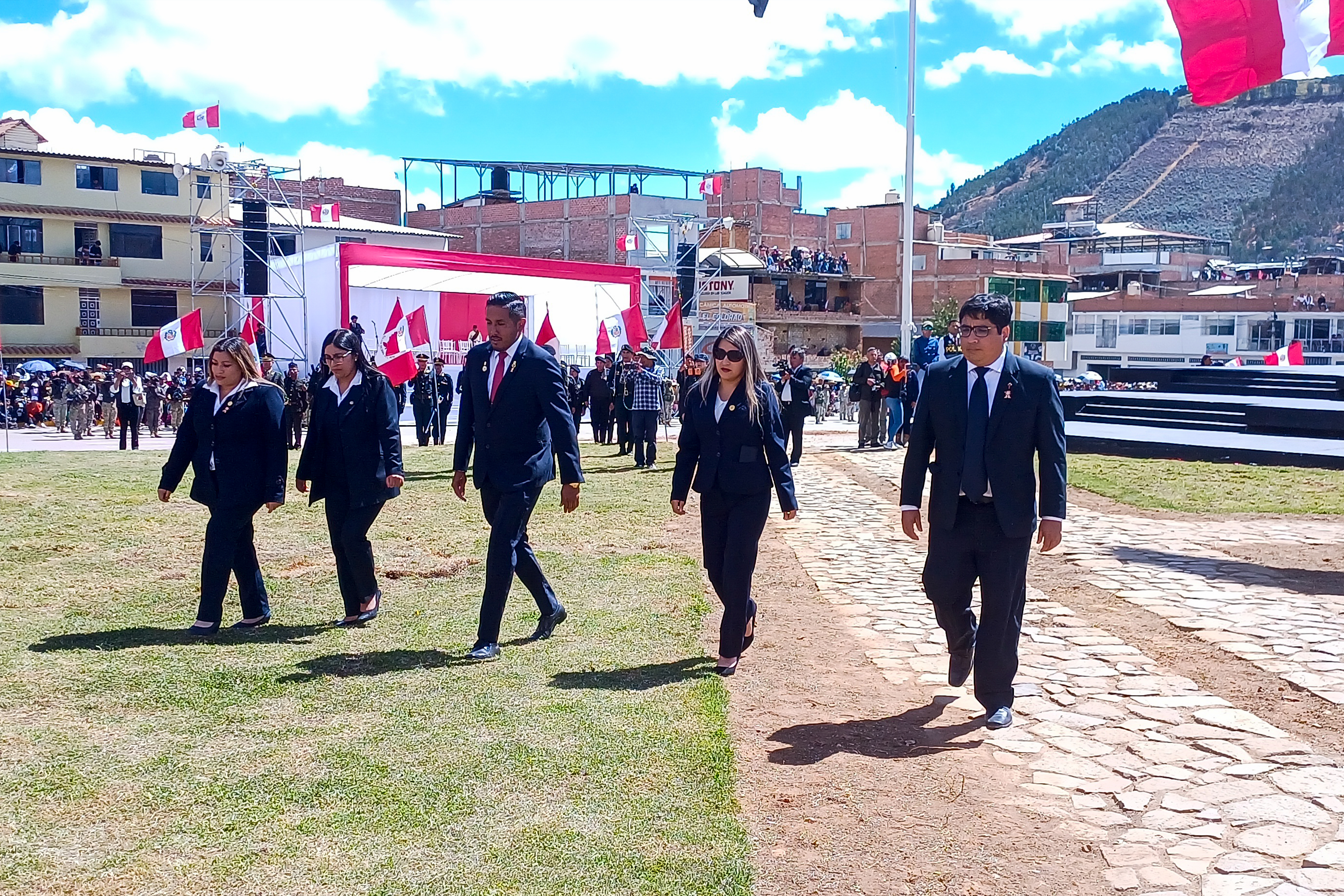 Comitiva de funcionarios de la Red de Salud Sánchez Carrión acompañando al director ejecutivo de la unidad ejecutora.