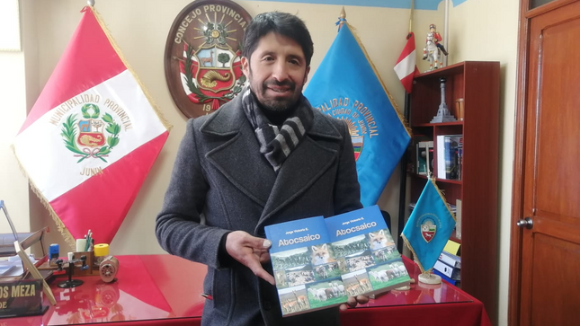 Profesor Jorge Victorio Echevarria dona libro 'Atocsaico: Segunda Edición' a Biblioteca Municipal de Junín. Agradecimiento por su perspectiva enriquecedora de la realidad comunera de Ondores