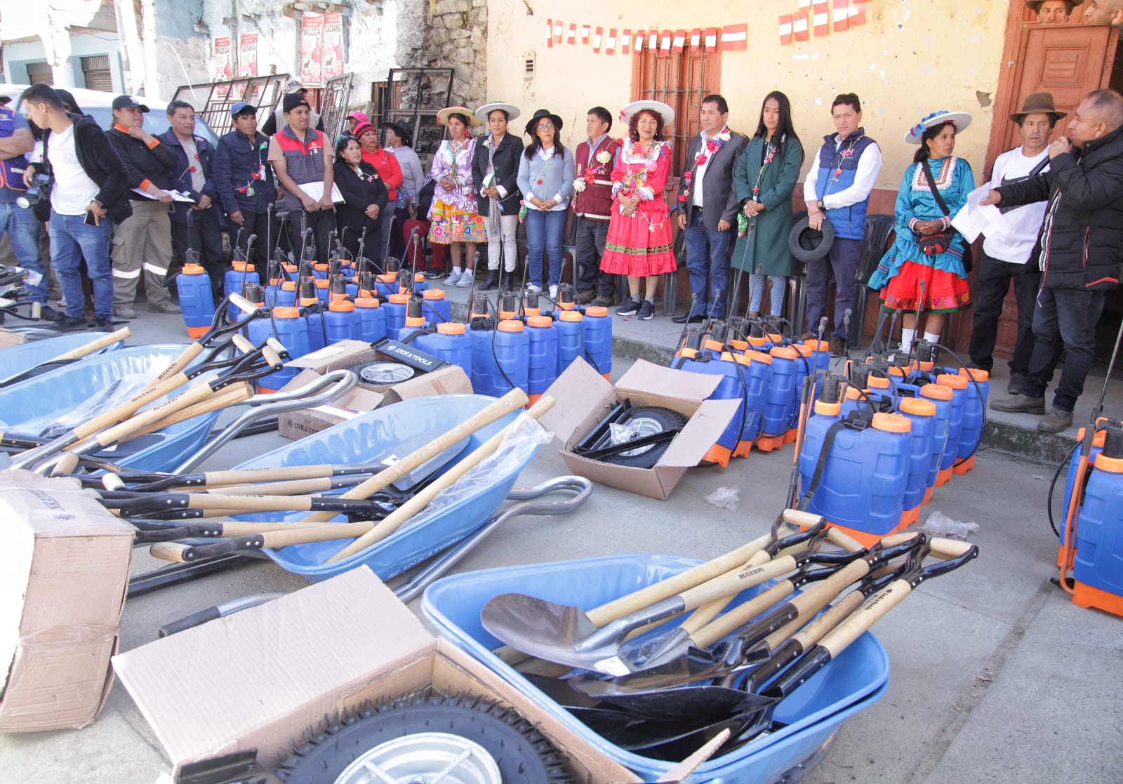 Gobernadora Rosa Vásquez entrega kits de herramientas a comunidades del distrito de Paccho