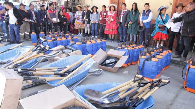 Gobernadora Rosa Vásquez entrega kits de herramientas a comunidades del distrito de Paccho