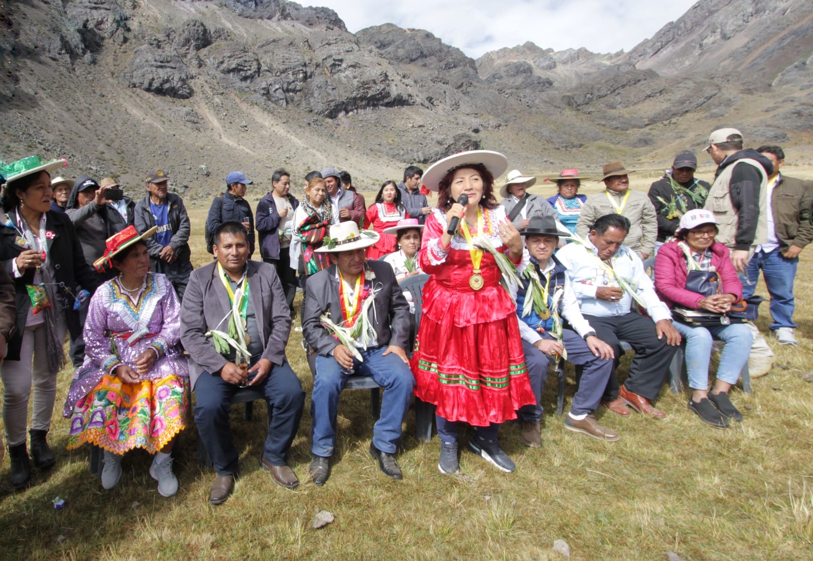 Gobernadora Rosa Vásquez entrega kits de herramientas a comunidades del distrito de Paccho