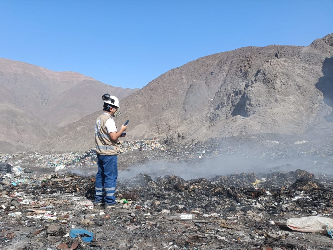 Ica: OEFA supervisa incendio en el Botadero Sector Las Lomas