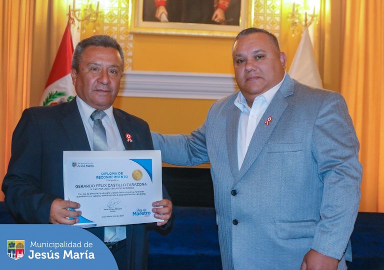 Compartimos con todos ustedes las fotos de la emocionante ceremonia de reconocimiento a los 👨🏫