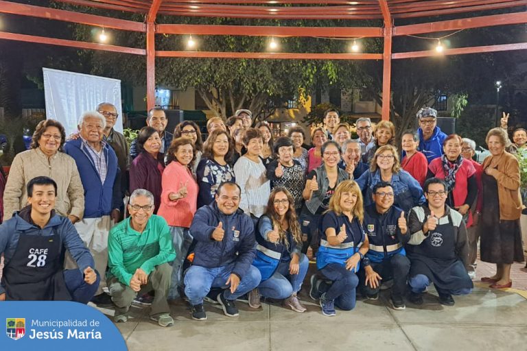 Los vecinos asistentes pudieron disfrutar de la música 🎷 en vivo y pasar una tarde amena entre amigos 🪇.