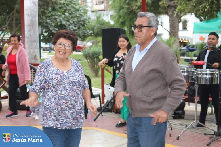 Los vecinos asistentes pudieron disfrutar de la música 🎷 en vivo y pasar una tarde amena entre amigos 🪇.