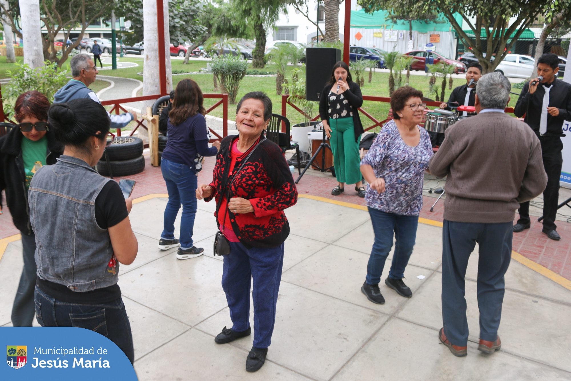 Los vecinos asistentes pudieron disfrutar de la música 🎷 en vivo y pasar una tarde amena entre amigos 🪇.
