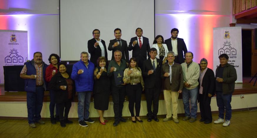 La autoridad provincial, John Larry Coayla y habiéndose cumplido 20 años de labor realizada a favor de la producción y comercialización del pisco moqueguano, la Municipalidad Provincial de Mariscal Nieto realizó un merecido reconocimiento a la Asociación de Productores de Pisco Moquegua (APPIM), mediante resolución de alcaldía N° 183-2023 que otorga a la comuna provincial las atribuciones de reconocer a emprendedores de la provincia por su invaluable apoyo incondicional al desarrollo; es el caso de la asociación mencionada.