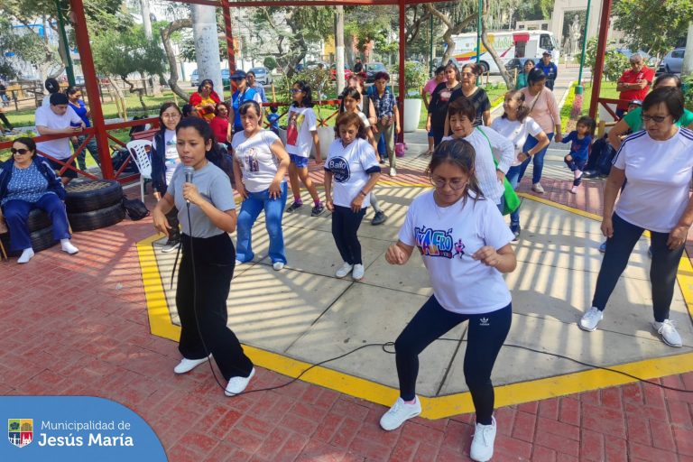 En el mes patrio, nuestros vecinos disfrutaron de una mañana llena de ritmo y alegría en nuestro taller #Gratuito de Afro y Marinera 🕺💃