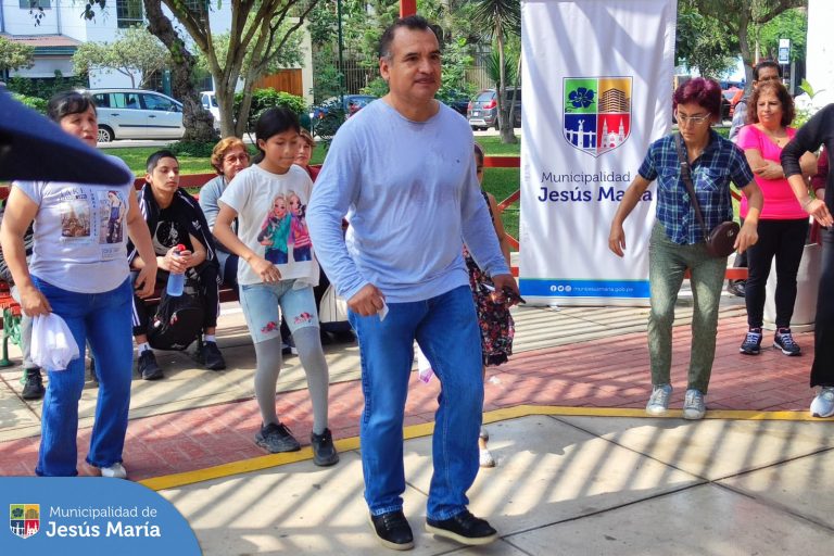 En el mes patrio, nuestros vecinos disfrutaron de una mañana llena de ritmo y alegría en nuestro taller #Gratuito de Afro y Marinera 🕺💃