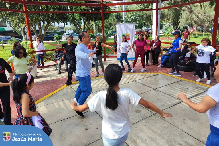 En el mes patrio, nuestros vecinos disfrutaron de una mañana llena de ritmo y alegría en nuestro taller #Gratuito de Afro y Marinera 🕺💃