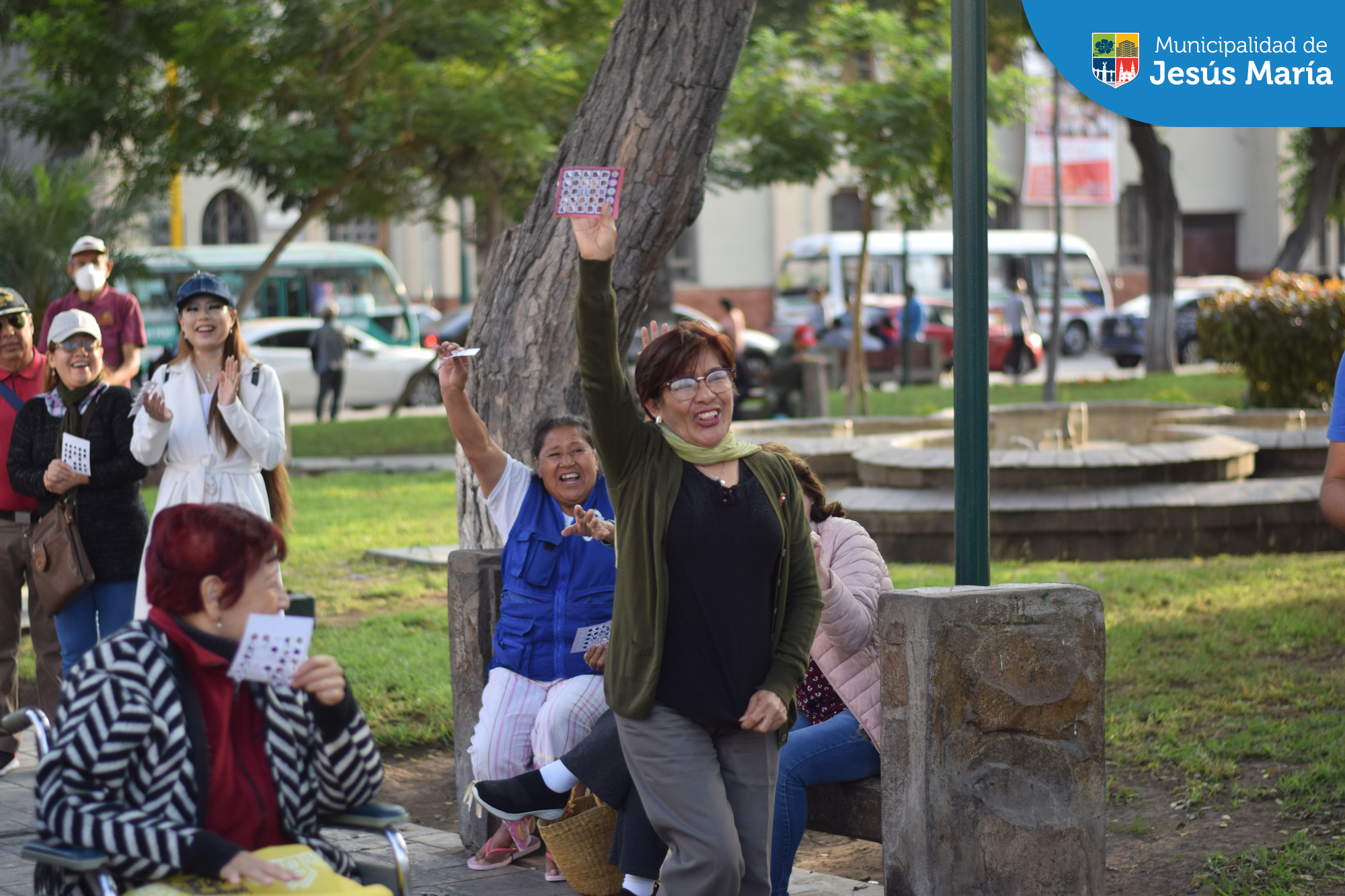🎉Los vecinos jesusmarianos se divirtieron jugando en el gran Bingo Familiar Municipal 🎉 de nuestra Plaza San José. Ellos pasaron una tarde compartiendo risas y premios.