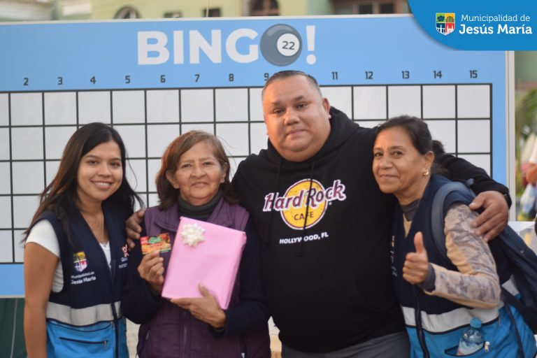 🎉Los vecinos jesusmarianos se divirtieron jugando en el gran Bingo Familiar Municipal 🎉 de nuestra Plaza San José. Ellos pasaron una tarde compartiendo risas y premios.