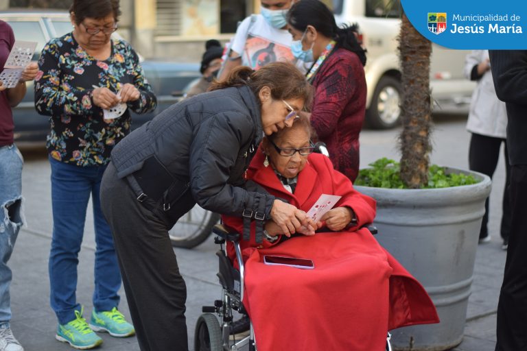 🎉Los vecinos jesusmarianos se divirtieron jugando en el gran Bingo Familiar Municipal 🎉 de nuestra Plaza San José. Ellos pasaron una tarde compartiendo risas y premios.