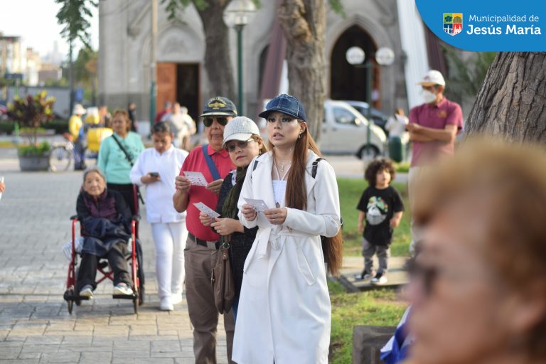 🎉Los vecinos jesusmarianos se divirtieron jugando en el gran Bingo Familiar Municipal 🎉 de nuestra Plaza San José. Ellos pasaron una tarde compartiendo risas y premios.