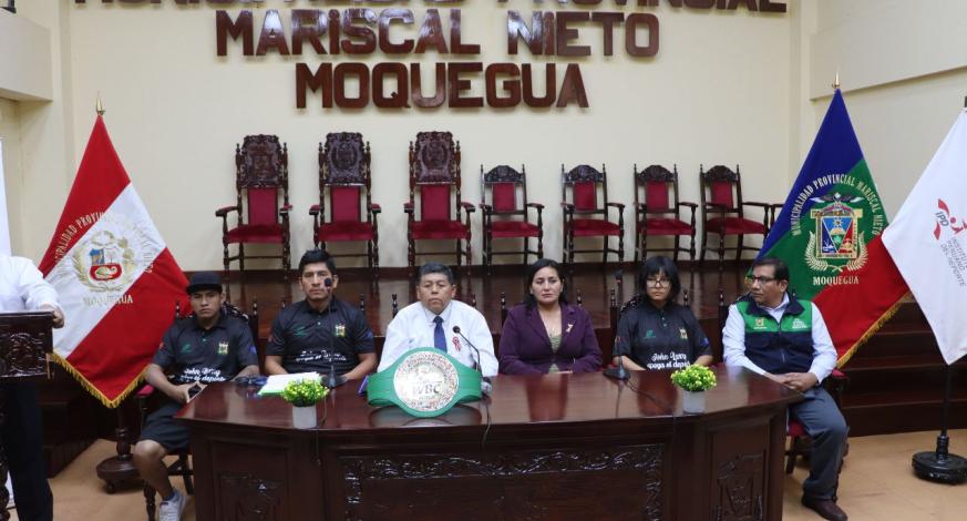 El Alcalde Provincial, John Larry Coayla, esta mañana en el auditorio de la Municipalidad Provincial de Mariscal Nieto se efectuó la conferencia de prensa del primer campeonato internacional de box denominado “Juntos por el Box” que enfrentará a deportistas de Perú y Chile.