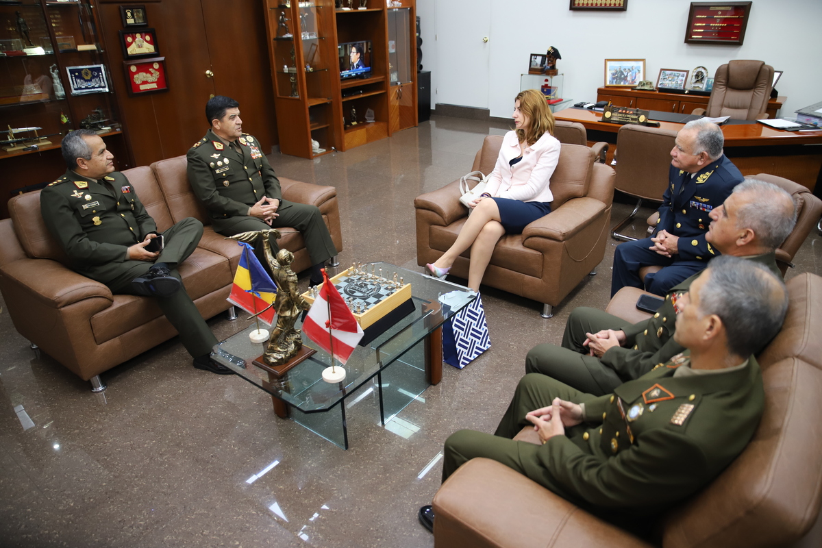 Embajadora de Rumania en el Perú visita al CCFFAA