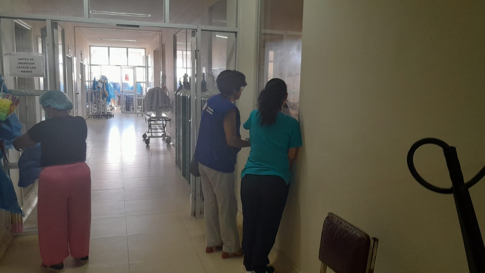 La oficina de la Defensoría del Pueblo en Loreto supervisó el Área de Neonatología del Hospital Regional Felipe Santiago Arriola Iglesias y pudo advertir que la Unidad de Cuidados Intensivos Neonatales (UCIN) ha colapsado debido a la alta demanda de pacientes prematuros. En efecto, se verificó que solo tiene capacidad para seis pacientes, por lo que no puede ingresar otro/a neonato/a, ya que no cuentan con las condiciones ni equipos médicos y tampoco tienen un espacio adecuado.
Al respecto, el titular de la Oficina Defensorial de Loreto, Abel Chiroque, verificó que en la UCIN permanecen seis pacientes, pero que hay 11 recién nacidas/os prematuras/os en lista de espera, con diagnóstico médico, quienes se encuentran hacinados en la Unidad de Alojamiento Conjunto, donde se ha habilitado una Unidad de Terapia Intensiva Neonatal (UTIN).
“Se trata de un espacio acondicionado de manera precaria para atender esta contingencia, ya que, según norma técnica, no guarda las distancias mínimas ni las condiciones de hospitalización de pacientes de larga estancia. Según el personal médico, configura una amenaza y riesgo para la vida de los neonatos, por lo que se ha coordinado que se emitan las referencias a la brevedad posible a fin de que el Seguro Integral de salud (SIS) garantice los traslados de los prematuros de manera inmediata”, sostuvo Chiroque.
Además, se identificó que la UCIN no cuenta con servocunas y que solo hay 11 incubadoras operativas y seis que no funcionan. Asimismo, el personal médico y de enfermería es insuficiente, ya que tienen que atender a 22 niñas y niños en vigilancia que se encuentran en la Unidad de Alojamiento Conjunto. Es decir, el médico de turno debe atender a estos 33 pacientes, además de las intervenciones en las que es convocado de emergencia.
Es importante indicar que, durante la visita, la Dirección Ejecutiva del Hospital Regional informó que, ante este panorama, solicitaron apoyo a la Gerencia Regional de Salud de Loreto, que ha comunicado que habilitarán ocho incubadoras y equipos biomédicos, y ampliarán el ambiente en el piso de neonatología, el cual estaría listo en aproximadamente dos semanas, para que se pueda atender el exceso de demanda de pacientes. Igualmente, anunció que se gestiona la contratación de personal de salud que atienda esta contingencia hospitalaria.
Ante esta crítica situación, que constituye una afectación a la vida y un riesgo para la salud de los recién nacidos prematuros, la Oficina Defensorial de Loreto solicitó a la Fiscalía Provincial de la Segunda Fiscalía de Prevención del Delito iniciar acciones en prevención del delito, a fin de que las autoridades del Hospital Regional de Loreto adopten las medidas que resulten pertinentes para viabilizar la atención adecuada a niñas y niños, como lo indica la Ley n.° 29414, Ley que establece los derechos de las personas usuarias de los servicios de salud.
Del mismo modo, se instó a la Superintendencia Adjunta de Promoción y Protección de Derechos de la Salud de la Superintendencia Nacional de Salud (Susalud) a iniciar las acciones administrativas a quienes resulten responsables. La Defensoría del Pueblo hará seguimiento al acogimiento de estas recomendaciones con la finalidad de que el Área de Neonatología del Hospital Regional de Loreto cumpla con la adecuada y oportuna atención a las/os pacientes prematuras/os.