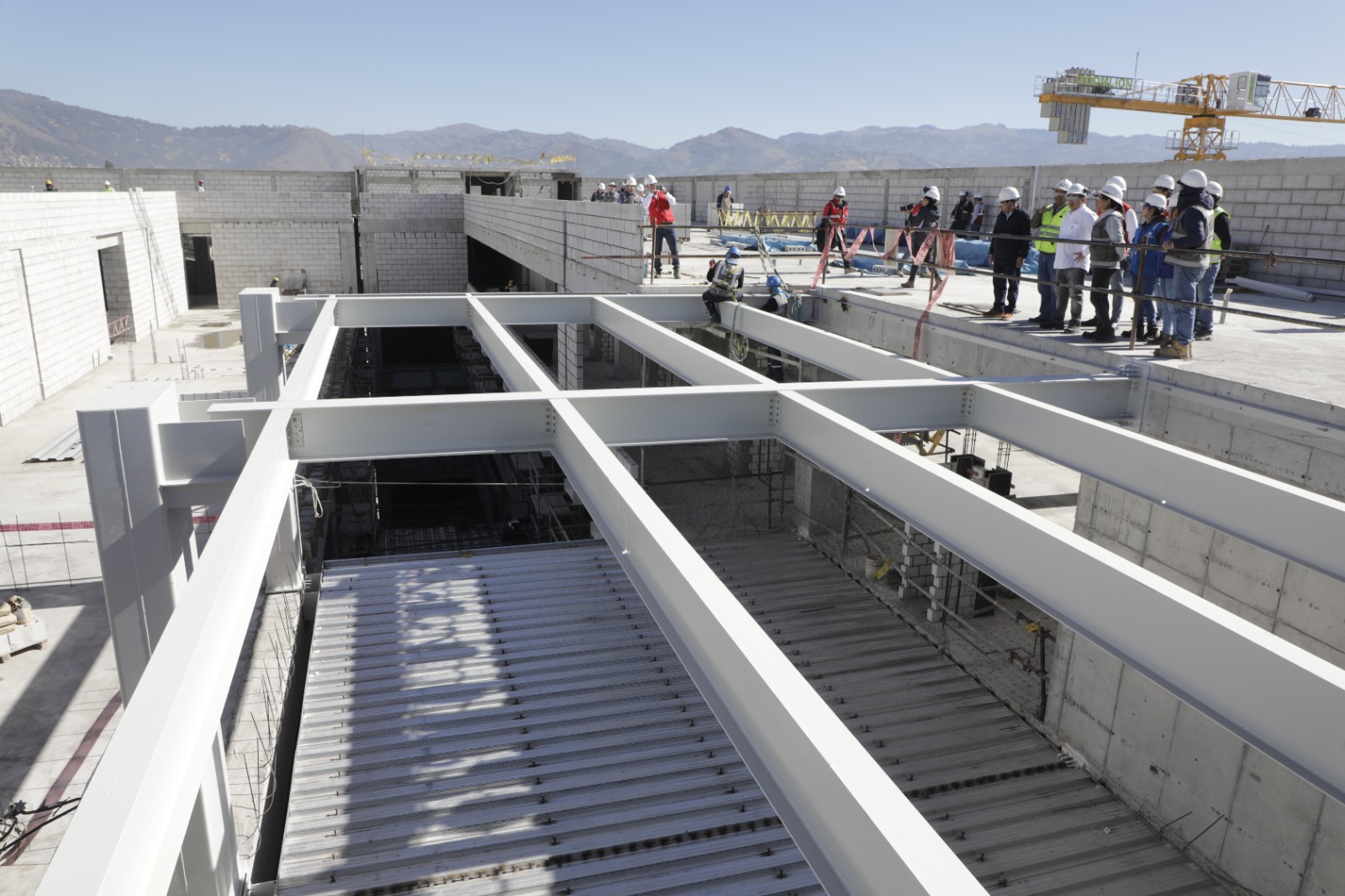 El contralor general Nelson Shack informó que el departamento de Cajamarca registra un total de 79 obras públicas paralizadas, con un costo actualizado superior a los S/ 1700 millones. De dichas obras, 12 están a cargo del gobierno nacional, 62 a gobiernos locales y 5 al gobierno regional.