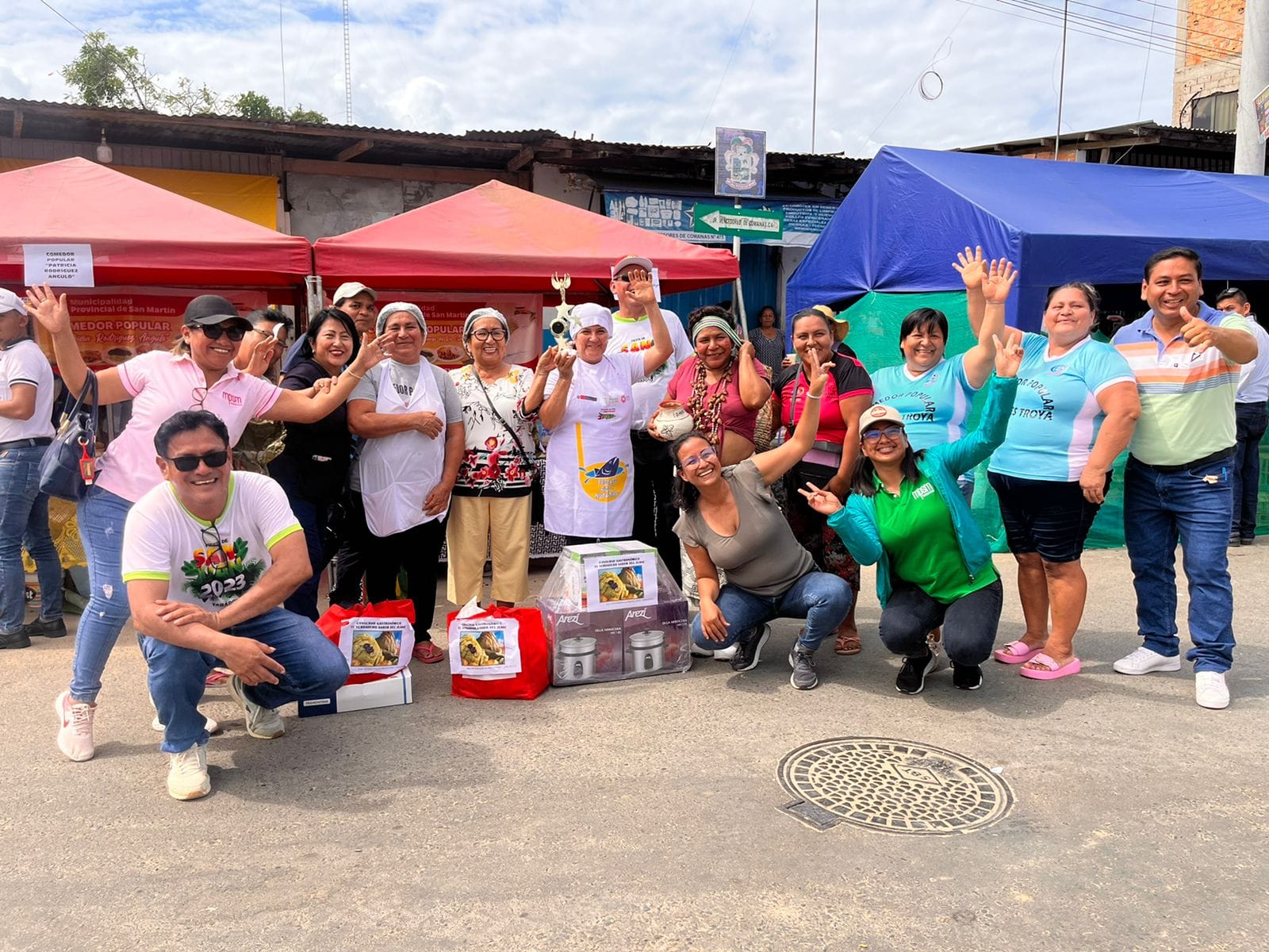Feria Wira Bijao 2023, reunió a decenas de participantes en diversos concursos, entre ellos "El Verdadero sabor del Juane" en sus categorías Sabor Tradicional y Juane Innovador.
Es así, que el primer premio en Juane Innovador se lo llevó el Comedor Popular Jiménez Troya del AA.HH. Esperanzas del Río Cumbaza, llenando de alegría a las socias de la organización social.
Asimismo, el comité Las Flores de Takunga ganó el primer puesto en la creación del Juane Tradicional, seguidos del comedor Popular Patricia Rodríguez Angulo, quien obtuvo el segundo lugar.
El Gerente de Desarrollo Social, Eliseo Lavi Saboya, agradeció la participación de los comedores populares y comités de vasos de leche de la Subgerencia de Programas Sociales y Nutrición Infantil.
¡Felicitaciones a las ganadoras y participantes!