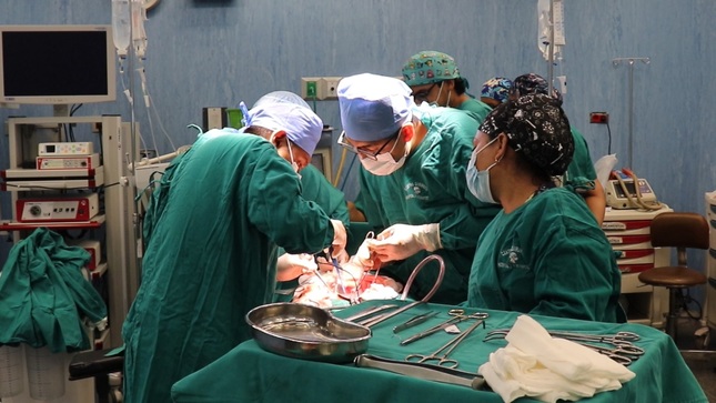 Extirpan tumor de 4 kilos