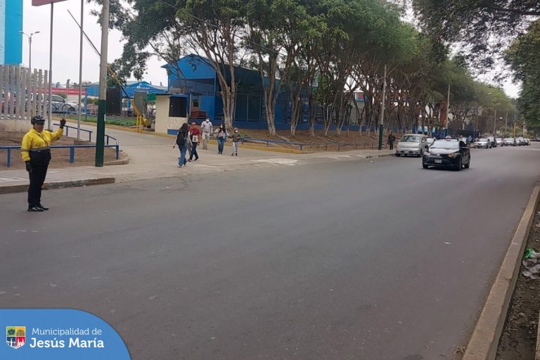 Nuestro equipo de la Subgerencia de Transporte y Vialidad con apoyo de la Policía Nacional 👮♂️, viene realizando operativos de tránsito con el objetivo de hacer respetar las zonas rígidas donde vehículos se estacionan de manera irregular obstaculizando la libre circulación y entorpeciendo el tráfico. 🚫🚗🚎