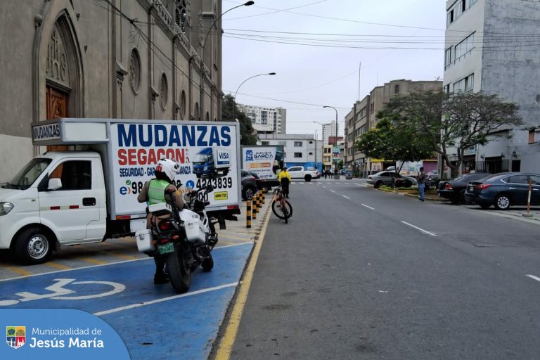 Nuestro equipo de la Subgerencia de Transporte y Vialidad con apoyo de la Policía Nacional 👮♂️, viene realizando operativos de tránsito con el objetivo de hacer respetar las zonas rígidas donde vehículos se estacionan de manera irregular obstaculizando la libre circulación y entorpeciendo el tráfico. 🚫🚗🚎