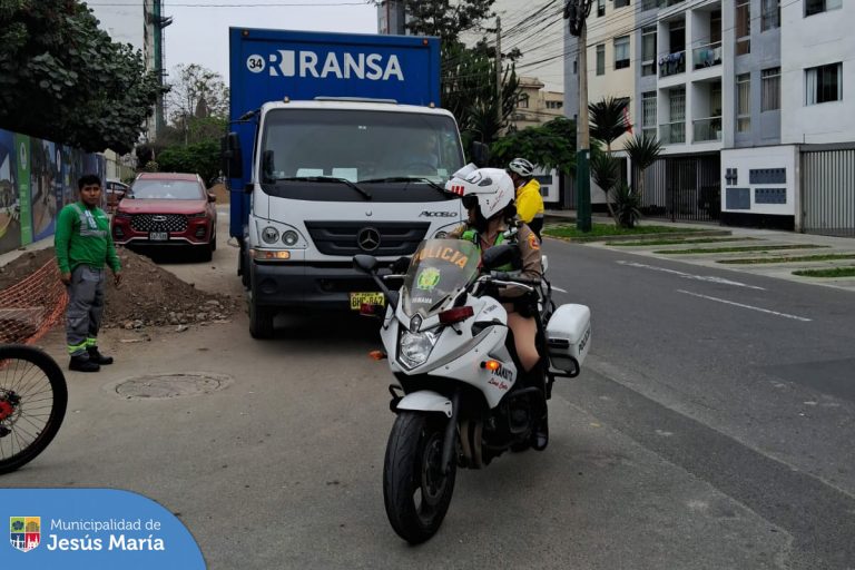 Nuestro equipo de la Subgerencia de Transporte y Vialidad con apoyo de la Policía Nacional 👮♂️, viene realizando operativos de tránsito con el objetivo de hacer respetar las zonas rígidas donde vehículos se estacionan de manera irregular obstaculizando la libre circulación y entorpeciendo el tráfico. 🚫🚗🚎