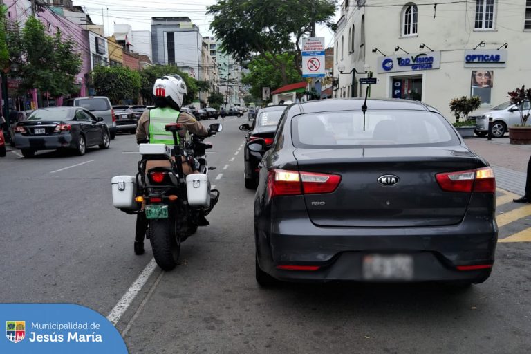 Nuestro equipo de la Subgerencia de Transporte y Vialidad con apoyo de la Policía Nacional 👮♂️, viene realizando operativos de tránsito con el objetivo de hacer respetar las zonas rígidas donde vehículos se estacionan de manera irregular obstaculizando la libre circulación y entorpeciendo el tráfico. 🚫🚗🚎