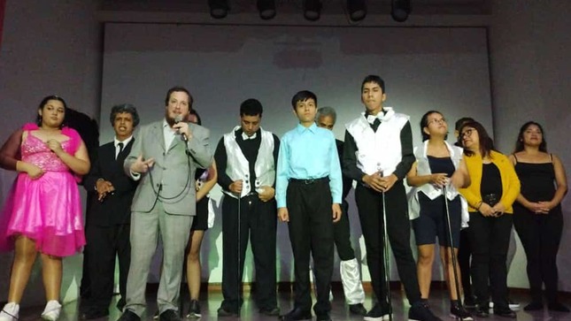 👏🏼 Los vecinos asistentes pudieron disfrutar del primer musical 🎶 protagonizado por jóvenes con autismo y síndrome de Down.
Musical Ciudadano