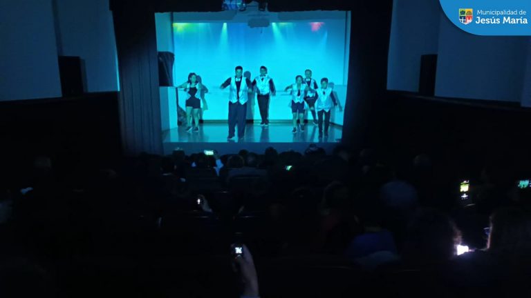 👏🏼 Los vecinos asistentes pudieron disfrutar del primer musical 🎶 protagonizado por jóvenes con autismo y síndrome de Down.
Musical Ciudadano