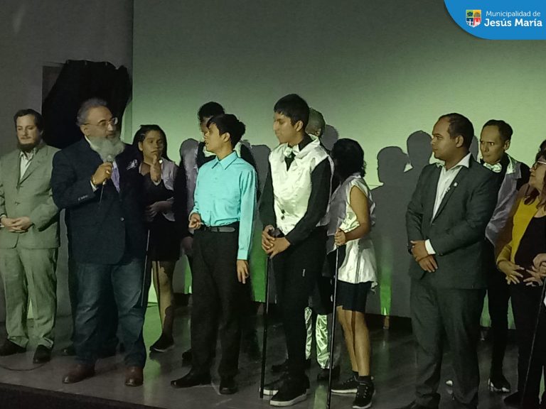 👏🏼 Los vecinos asistentes pudieron disfrutar del primer musical 🎶 protagonizado por jóvenes con autismo y síndrome de Down.
Musical Ciudadano