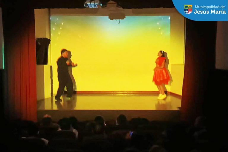 👏🏼 Los vecinos asistentes pudieron disfrutar del primer musical 🎶 protagonizado por jóvenes con autismo y síndrome de Down.
Musical Ciudadano