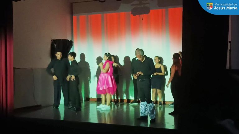 👏🏼 Los vecinos asistentes pudieron disfrutar del primer musical 🎶 protagonizado por jóvenes con autismo y síndrome de Down.
Musical Ciudadano