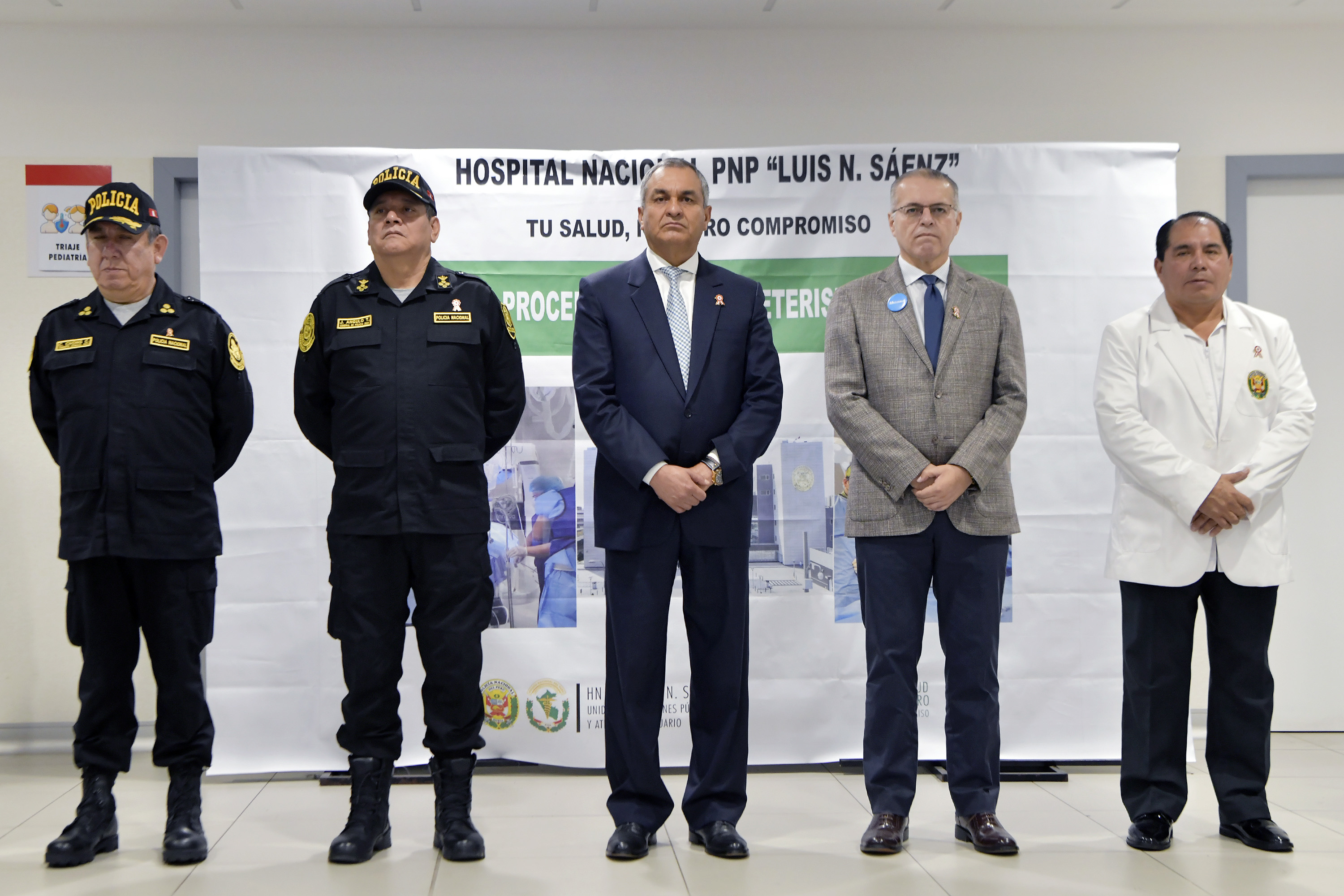 Médicos de la Dirección de Sanidad Policial (Dirsapol) y del Instituto Nacional Cardiovascular “Carlos Alberto Peschiera Carrillo” de EsSalud realizaron con éxito la primera operación de cardiología intervencionista en el Hospital Nacional de la Policía Nacional del Perú "Luis N. Sáenz", ubicado en el distrito de Jesús María.
El procedimiento médico de alta complejidad, denominado cateterismo percutáneo, fue aplicado a una paciente menor de edad de Piura, quien fue diagnosticada con una enfermedad congénita de Conducto Arterioso Persistente.
La operación forma parte de los nuevos servicios que brindará dicho nosocomio a toda la familia policial, gracias a la adquisición de un moderno cineangiógrafo, que es un dispositivo utilizado en el diagnóstico y manejo de las lesiones vasculares cerebrales y permite obtener imágenes digitales multidimensionales en alta calidad en tiempo real.
La incorporación de estas nuevas especialidades médicas obedece a las disposiciones del ministro del Interior, Vicente Romero, y del comando institucional de la Policía Nacional, para optimizar la atención de pacientes y reducir el número de casos que son derivados a otras clínicas o centros de salud.
En la presentación de los resultados de esta intervención médica participaron el titular del sector Interior, Vicente Romero y el comandante general de la PNP, General de Policía Jorge Angulo. También estuvieron presentes el director del Hospital Nacional PNP, Gral. Médico SPNP Moisés Rojas, y el director del Instituto Nacional Cardiovascular de EsSalud, Frank Britto.
El ministro Vicente Romero señaló que el inicio de este tipo de intervenciones de alta cirugía en el Hospital de Policía marca un hito importante en la calidad de la atención médica ofrecida a la familia policial y a la comunidad en general.
“Nos llena de orgullo ver cómo se va concretando este hito significativo para el servicio y la atención de la familia policial. Como autoridad del sector Interior, debo decir que la salud y el bienestar de todos nuestros policías y sus familias tienen alta prioridad para nuestra gestión”, manifestó el ministro.
Indicó que el sector Interior ha suscrito 39 convenios a nivel nacional con gobiernos regionales, institutos especializados, hospitales y centros de salud para que el personal policial y sus derechohabientes puedan recibir una atención adecuada, inmediata y eficiente.