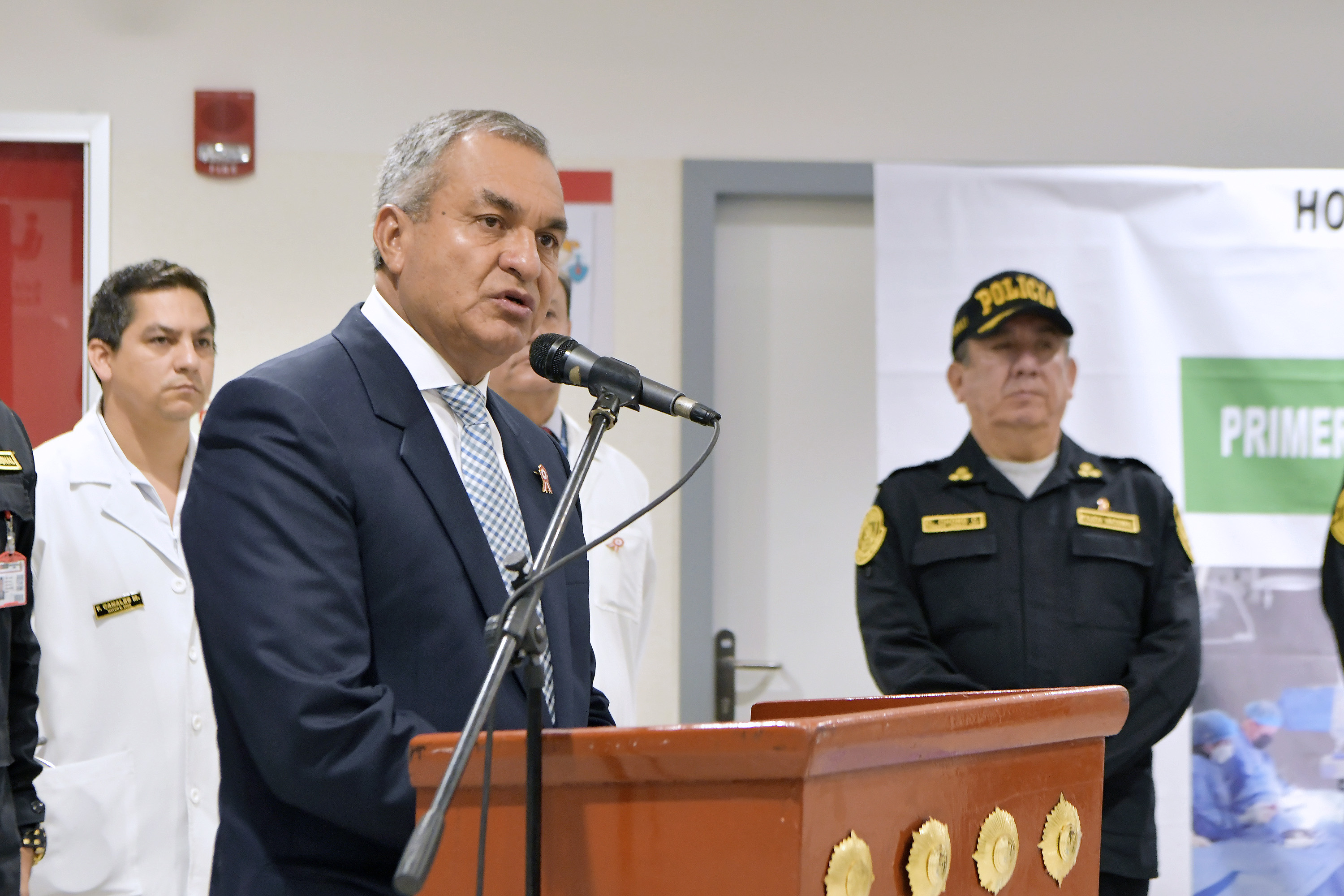 Médicos de la Dirección de Sanidad Policial (Dirsapol) y del Instituto Nacional Cardiovascular “Carlos Alberto Peschiera Carrillo” de EsSalud realizaron con éxito la primera operación de cardiología intervencionista en el Hospital Nacional de la Policía Nacional del Perú "Luis N. Sáenz", ubicado en el distrito de Jesús María.
El procedimiento médico de alta complejidad, denominado cateterismo percutáneo, fue aplicado a una paciente menor de edad de Piura, quien fue diagnosticada con una enfermedad congénita de Conducto Arterioso Persistente.
La operación forma parte de los nuevos servicios que brindará dicho nosocomio a toda la familia policial, gracias a la adquisición de un moderno cineangiógrafo, que es un dispositivo utilizado en el diagnóstico y manejo de las lesiones vasculares cerebrales y permite obtener imágenes digitales multidimensionales en alta calidad en tiempo real.
La incorporación de estas nuevas especialidades médicas obedece a las disposiciones del ministro del Interior, Vicente Romero, y del comando institucional de la Policía Nacional, para optimizar la atención de pacientes y reducir el número de casos que son derivados a otras clínicas o centros de salud.
En la presentación de los resultados de esta intervención médica participaron el titular del sector Interior, Vicente Romero y el comandante general de la PNP, General de Policía Jorge Angulo. También estuvieron presentes el director del Hospital Nacional PNP, Gral. Médico SPNP Moisés Rojas, y el director del Instituto Nacional Cardiovascular de EsSalud, Frank Britto.
El ministro Vicente Romero señaló que el inicio de este tipo de intervenciones de alta cirugía en el Hospital de Policía marca un hito importante en la calidad de la atención médica ofrecida a la familia policial y a la comunidad en general.
“Nos llena de orgullo ver cómo se va concretando este hito significativo para el servicio y la atención de la familia policial. Como autoridad del sector Interior, debo decir que la salud y el bienestar de todos nuestros policías y sus familias tienen alta prioridad para nuestra gestión”, manifestó el ministro.
Indicó que el sector Interior ha suscrito 39 convenios a nivel nacional con gobiernos regionales, institutos especializados, hospitales y centros de salud para que el personal policial y sus derechohabientes puedan recibir una atención adecuada, inmediata y eficiente.