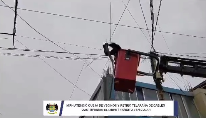 MPH atendió queja de los vecinos y retiró telaraña de cables que impedían el libre tránsito vehicular