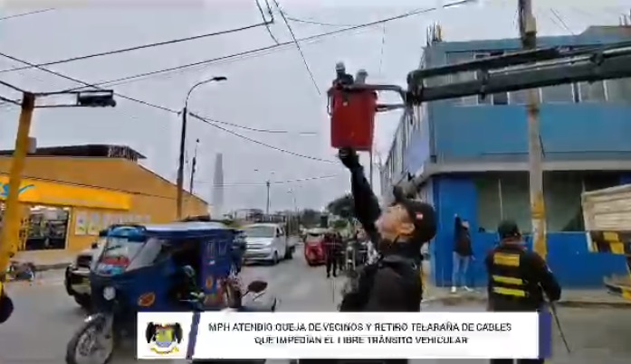 MPH atendió queja de los vecinos y retiró telaraña de cables que impedían el libre tránsito vehicular