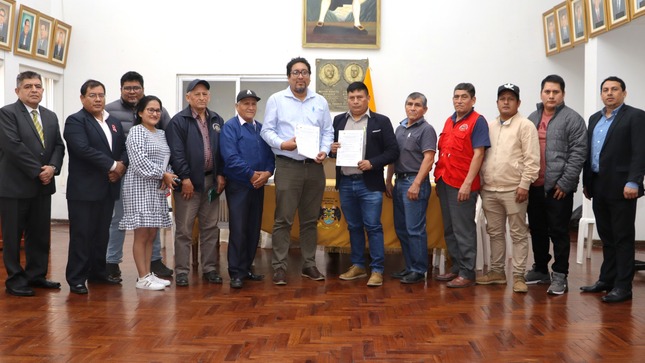 Comuna huaralina firma acta de acuerdo de beneficios para los trabajadores del Régimen 728 y Cas obreros con el SOMUN Huaral