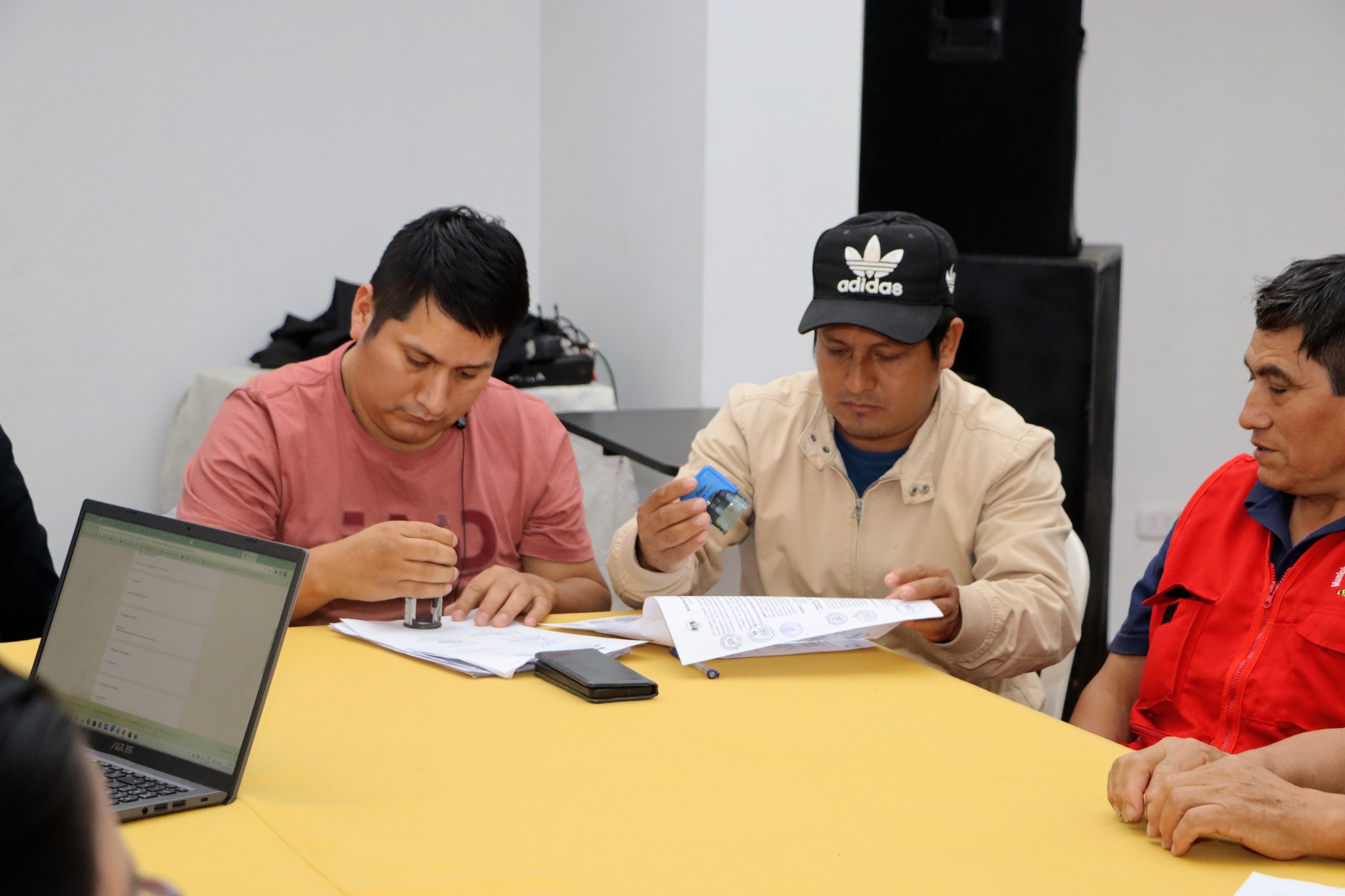 Comuna huaralina firma acta de acuerdo de beneficios para los trabajadores del Régimen 728 y Cas obreros con el SOMUN Huaral
