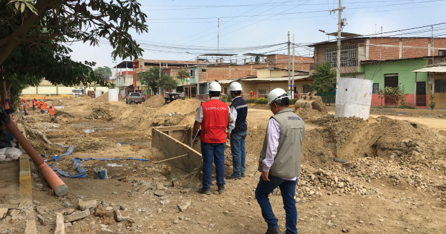 La Contraloría General alertó posibles retrasos en la reconstrucción de pistas y veredas en la av. Arica, en el distrito de Tumbes, debido a que se ejecuta por tramos a causa de la falta de disponibilidad de la vía. El proyecto a cargo del Gobierno Regional y valorizado en más de S/ 16 millones, comprende la intervención de calles que la propia entidad consideró en el plan de desvío de otra obra que ejecuta en la Av. Tumbes, lo que podría dilatar los trabajos por falta de una alternativa de circulación.