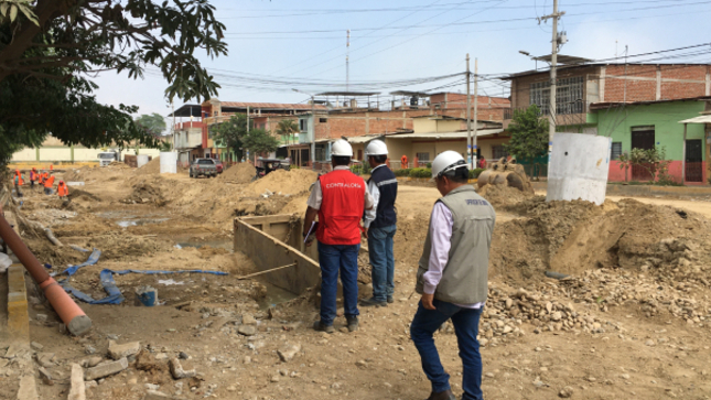 La Contraloría General alertó posibles retrasos en la reconstrucción de pistas y veredas en la av. Arica, en el distrito de Tumbes, debido a que se ejecuta por tramos a causa de la falta de disponibilidad de la vía. El proyecto a cargo del Gobierno Regional y valorizado en más de S/ 16 millones, comprende la intervención de calles que la propia entidad consideró en el plan de desvío de otra obra que ejecuta en la Av. Tumbes, lo que podría dilatar los trabajos por falta de una alternativa de circulación.