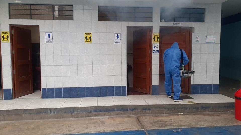 MPH y hospital fumigan instalaciones del colegio 21010 "Clara Nichos Mansilla" para prevenir el dengue