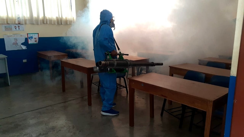 MPH y hospital fumigan instalaciones del colegio 21010 "Clara Nichos Mansilla" para prevenir el dengue