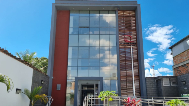 La Contraloría General advirtió a las autoridades del Gobierno Regional de San Martín que el expediente técnico del adicional de la obra de mejoramiento y ampliación del sistema de agua potable y alcantarillado para el centro poblado San Juan de Porongo del distrito de Uchiza, provincia de Tocache, no cuenta con disponibilidad de terreno para la Planta de Tratamiento de Aguas Residuales (PTAR), pese haber sido aprobada su reubicación por la entidad debido a que la zona es pantanosa e inundable.