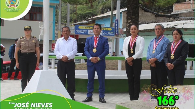 Fotografía de ceremonia de izamiento