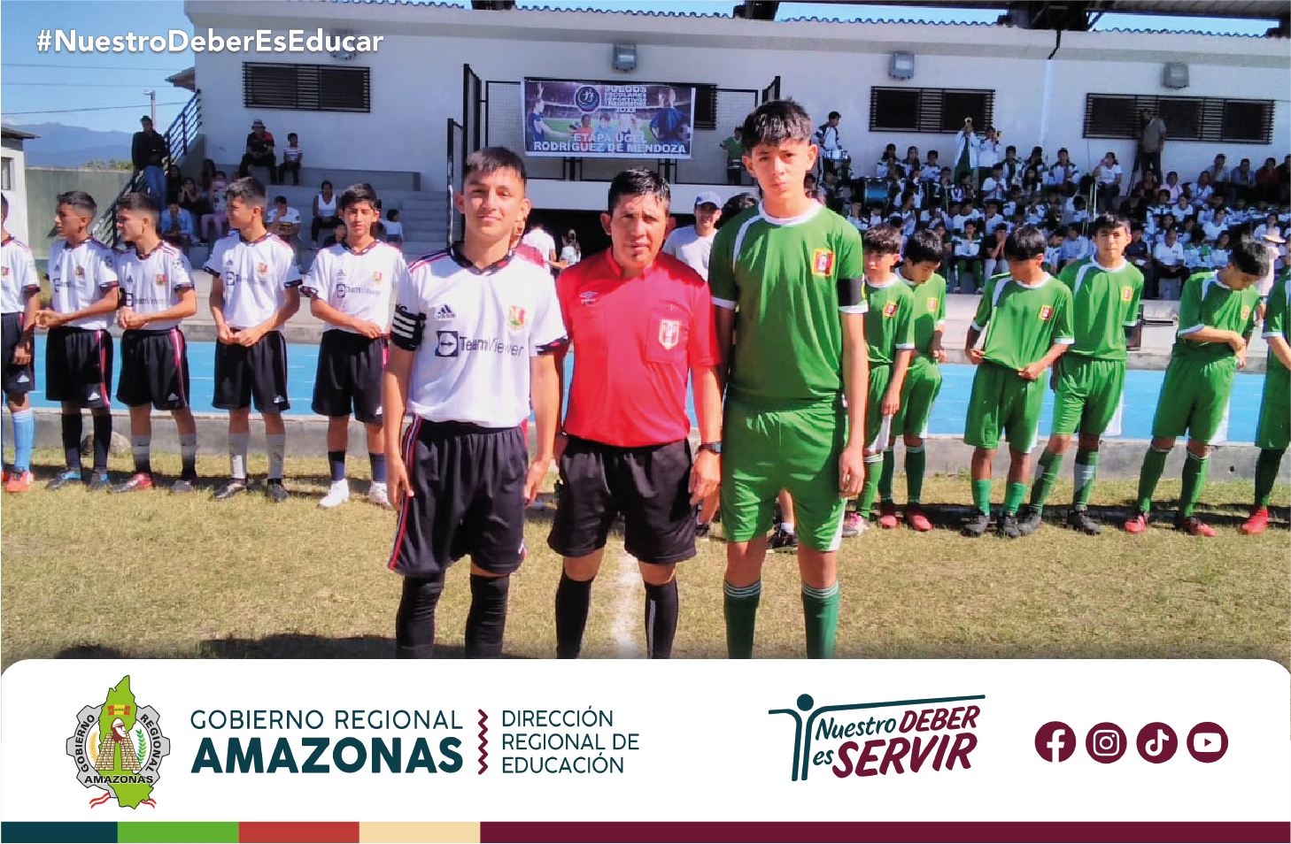 equipos iniciando el partido de futbol