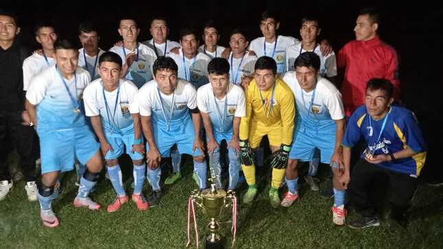 Fotografía de premiación a campeón del distrito de Huambos en Copa Perú 