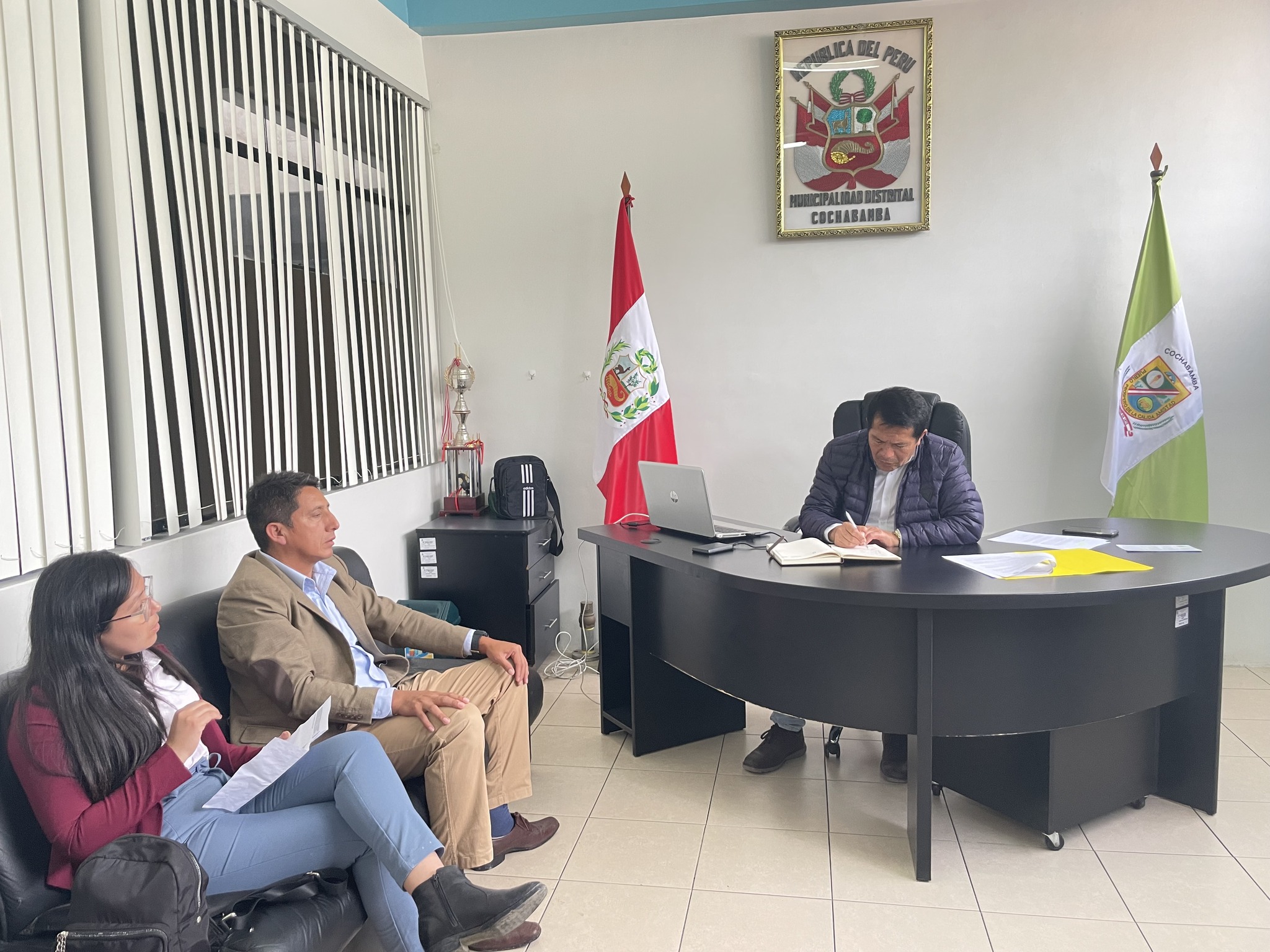 Archivo fotográfico de la reunión entre el alcalde de Cochabamba y los funcionarios de ElectroNorte.