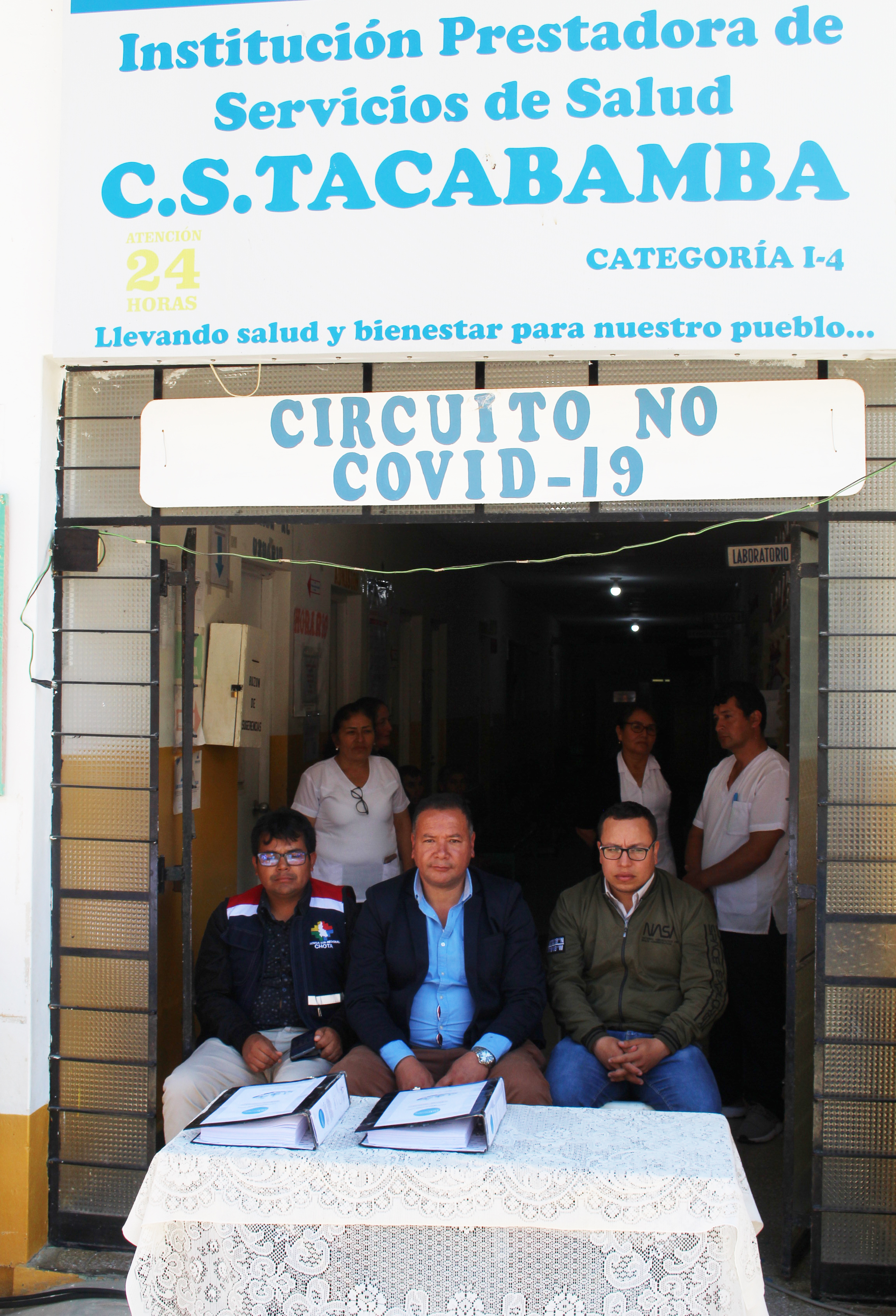 Autoridades del Gobierno Regional Cajamarca en la ceremonia de entrega de terreno